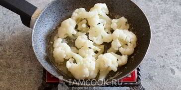омлет с цветной капустой на сковороде
