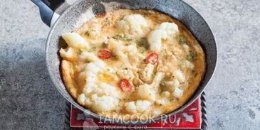 омлет с цветной капустой на сковороде
