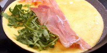 омлет с ветчиной и рукколой