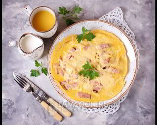 Омлет с ветчиной и сыром на сковороде