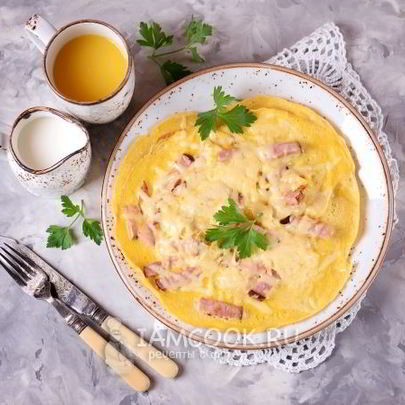 Омлет с ветчиной и сыром на сковороде