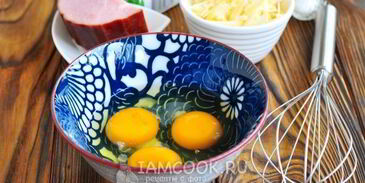 омлет с ветчиной и сыром на сковороде