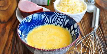 омлет с ветчиной и сыром на сковороде