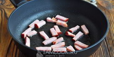 омлет с ветчиной и сыром на сковороде