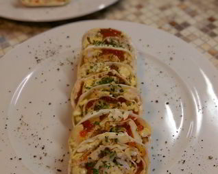 Омлет в лаваше с икрой и сыром