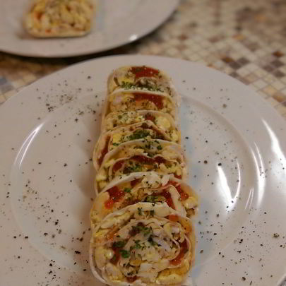 Омлет в лаваше с икрой и сыром