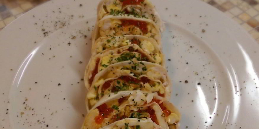 Рецепт омлета в лаваше с икрой и сыром