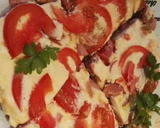 Простой омлет с сосисками и помидорами