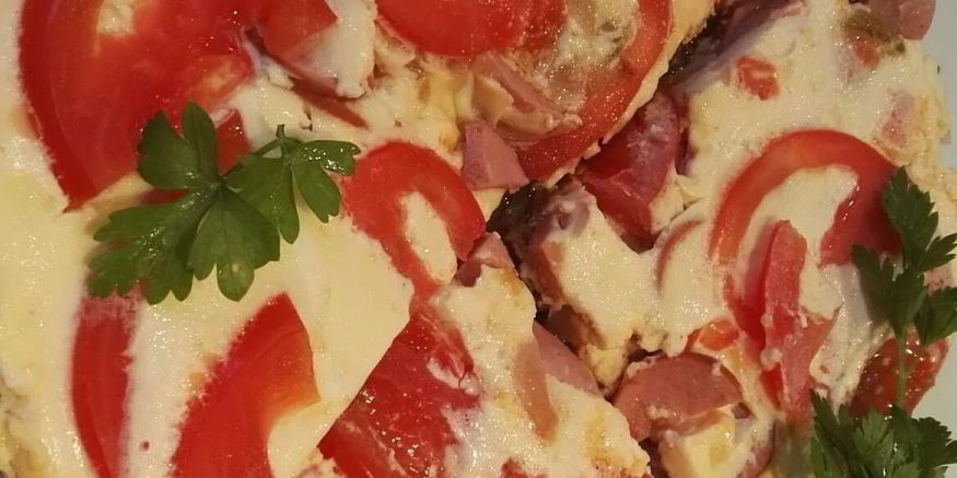 Рецепт простого омлета с сосисками и помидорами