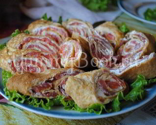 Рулетики из омлета с форелью