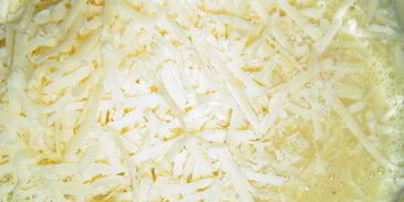 закуска из омлета, сыра и красной рыбы