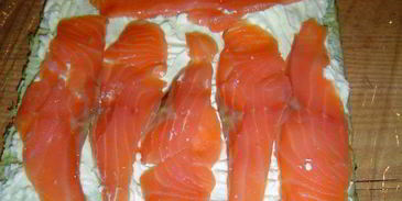 закуска из омлета, сыра и красной рыбы