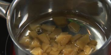 деревенский паштет с маринованным виноградом и персиками