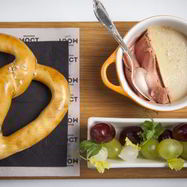 Рецепт Паштета из куриной печени с брецелем и маринованным виноградом