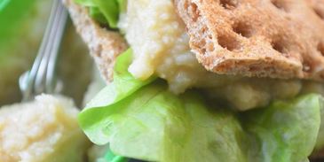 паштет из нута с яблоками и хлебцами из отрубей