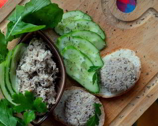 Паштет из запеченного хека с грецкими орехами