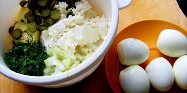 яичный паштет с корнишонами