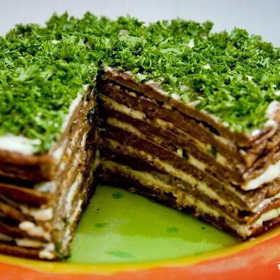 Печеночный торт с морковью и луком