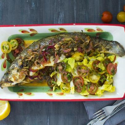 Печеный сибас, маринованный в чермуле