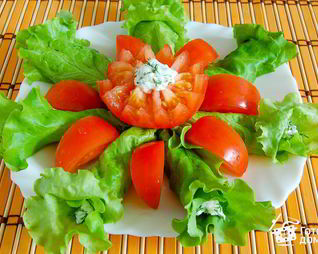 Пикантная закуска на листьях салата