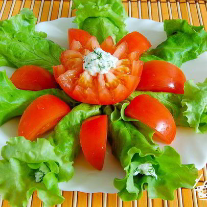 Пикантная закуска на листьях салата