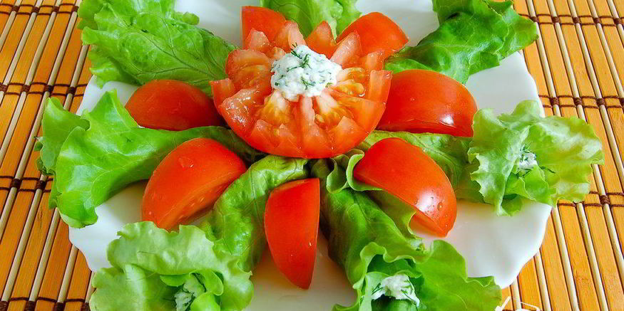 Рецепт пикантной закуски на листьях салата