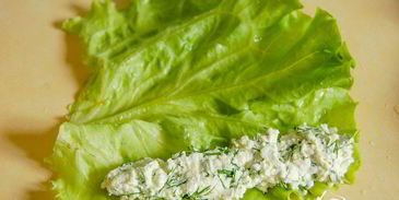 пикантная закуска на листьях салата