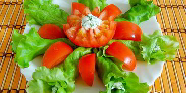 пикантная закуска на листьях салата