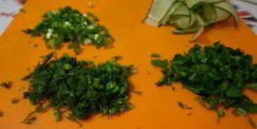 блинные роллы со сливочным сыром и красной рыбой