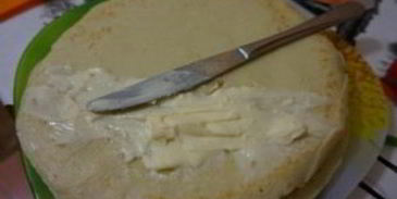 блинные роллы со сливочным сыром и красной рыбой