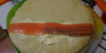 блинные роллы со сливочным сыром и красной рыбой