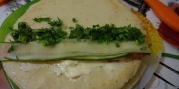 блинные роллы со сливочным сыром и красной рыбой