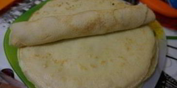 блинные роллы со сливочным сыром и красной рыбой