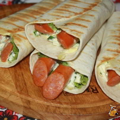 Гриль-роллы с острыми колбасками Джинга-Джинга