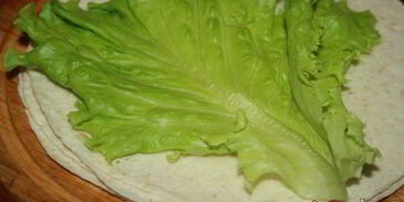 гриль-роллы с острыми колбасками джинга-джинга