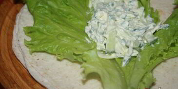 гриль-роллы с острыми колбасками джинга-джинга