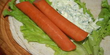 гриль-роллы с острыми колбасками джинга-джинга