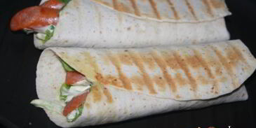 гриль-роллы с острыми колбасками джинга-джинга