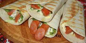 гриль-роллы с острыми колбасками джинга-джинга