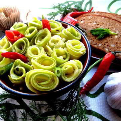 Маринованные роллы из молодых кабачков