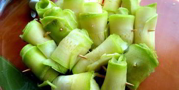 маринованные роллы из молодых кабачков