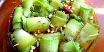 маринованные роллы из молодых кабачков