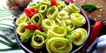 маринованные роллы из молодых кабачков