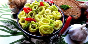 маринованные роллы из молодых кабачков
