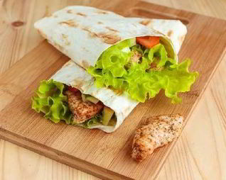 Нежный ролл с курицей и помидорами