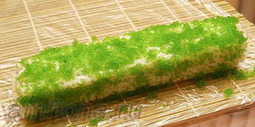 ролл с лососем, угрем и шиитаке