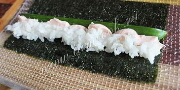 ролл цветок с огурцом и лососевым маслом