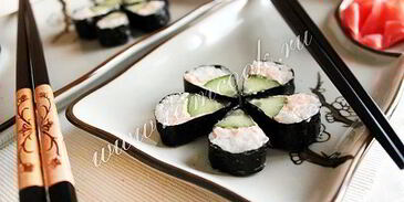 ролл цветок с огурцом и лососевым маслом