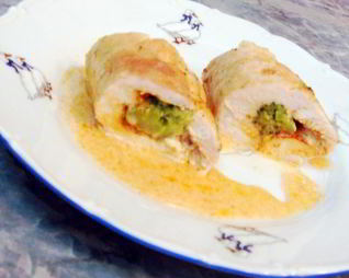 Роллы из курицы с брокколи и плавленым сыром