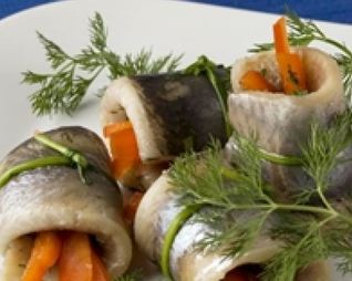 Роллы из селедки с овощами